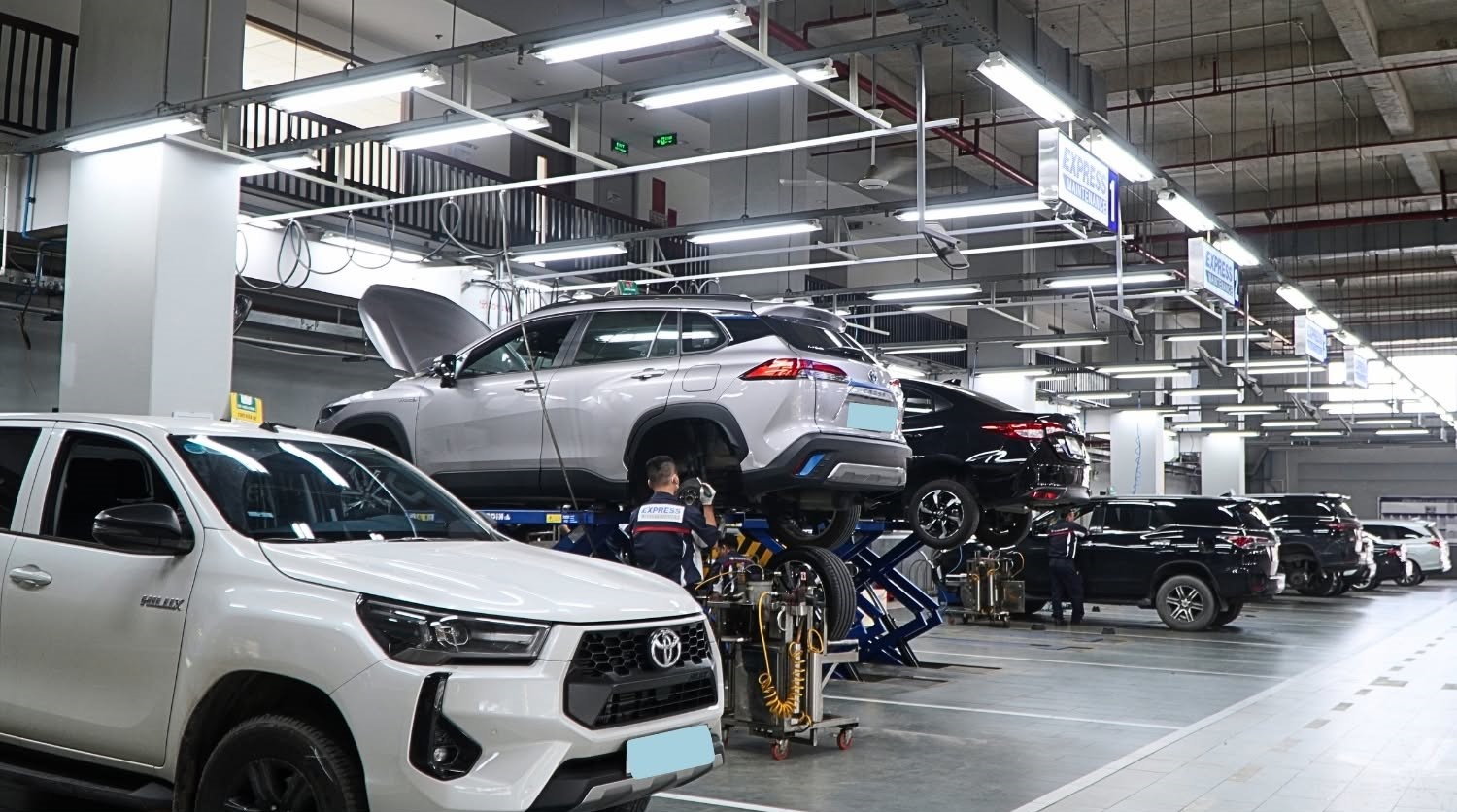 Hãy đưa xe đến với chúng tôi để trải nghiệm dịch vụ dọn nội thất ô tô đẳng cấp và tận tâm nhất.